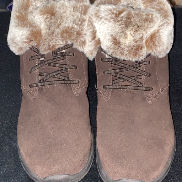 EUC SKECHERS WO SIZE 9 BROWN SUEDE LEATHER ANKLE BOOTS W/ FAUX FUR TRIM CLEAN - Picture 2 of 12